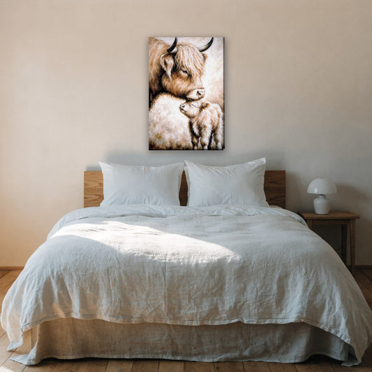 Hooglander moeder met kalfje canvas schilderij aan de muur boven het bed in de slaapkamer
