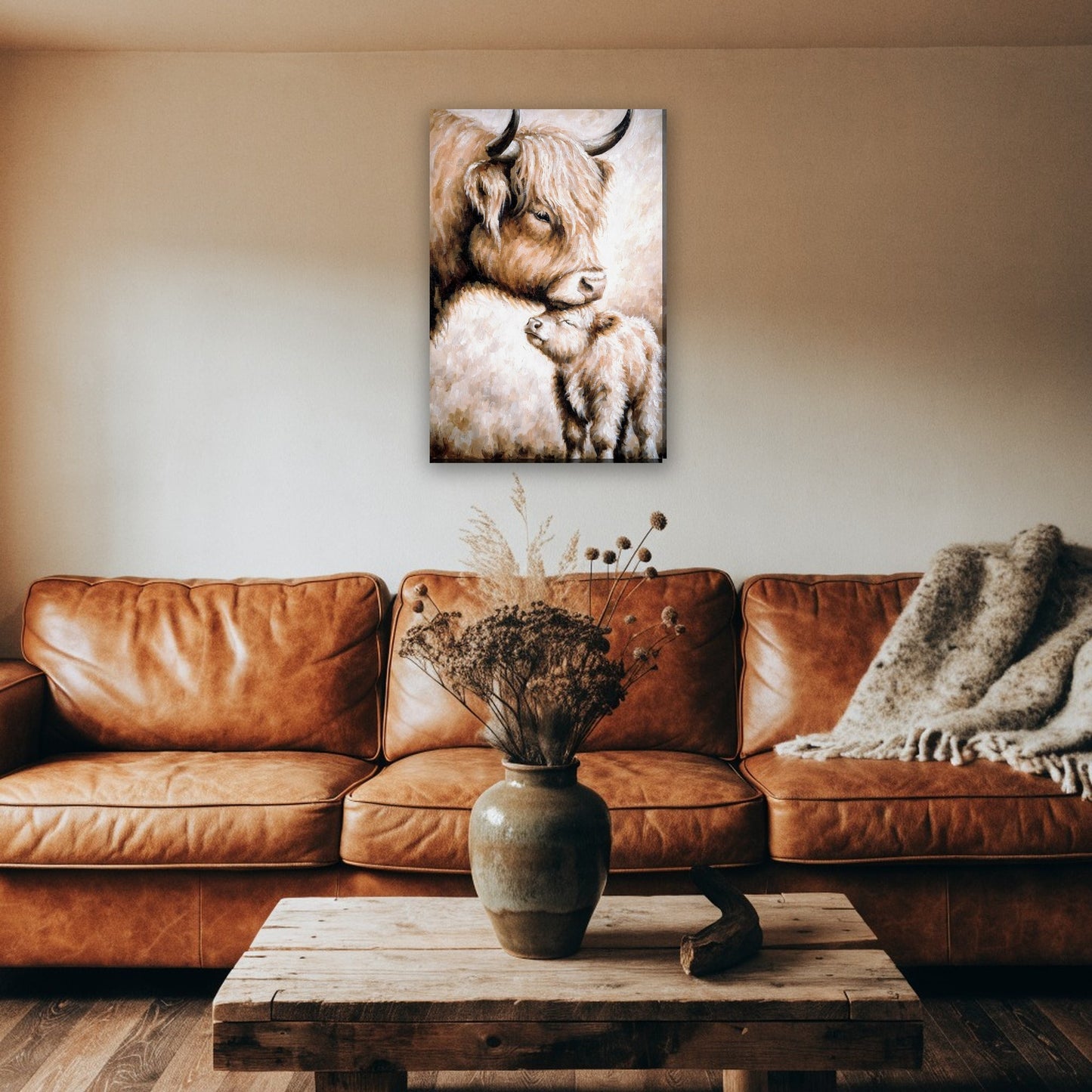 Hooglander moeder met kalfje canvas schilderij aan de muur boven de bank in een landelijke woonkamer