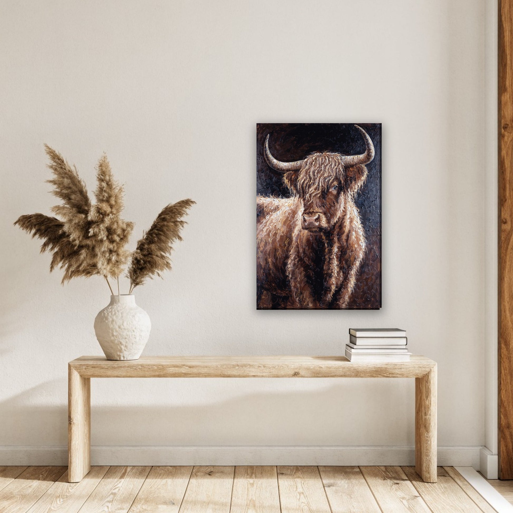 Hooglander portret in olieverf canvas schilderij aan de muur in de hal boven een houten bank
