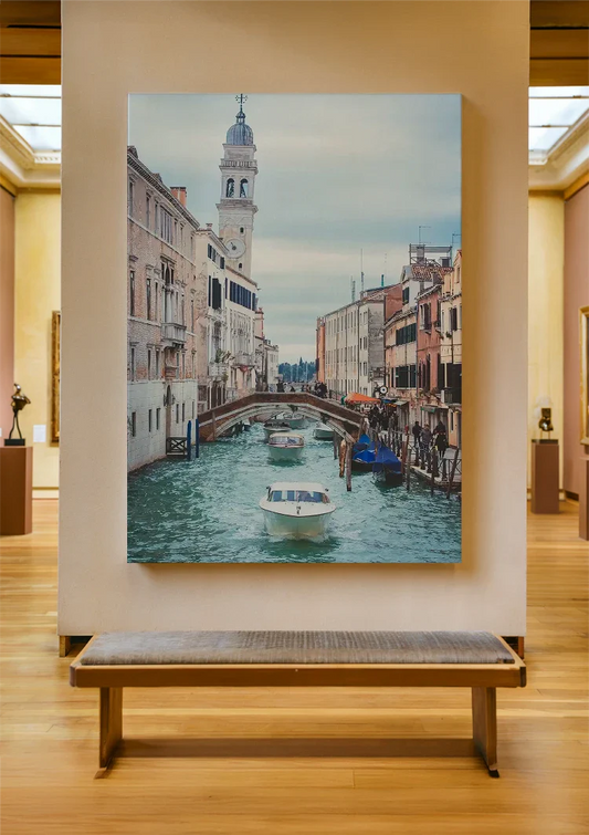 Venetiaans kanaal met een klokkentoren canvas schilderij aan de muur in de hal