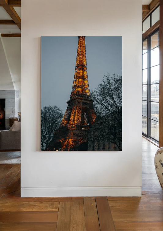 Verlichte Eiffeltoren bij nacht canvas schilderij boven het bed in de slaapkamer