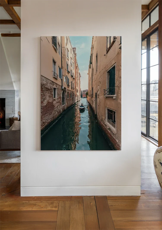 Venetiaans kanaal canvas schilderij boven het bed in de slaapkamer.