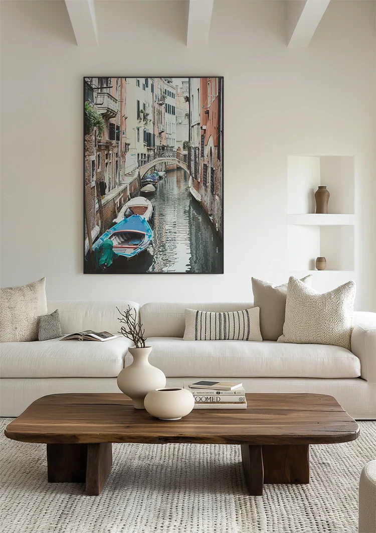 Enger venezianischer Kanal Boote Farbenfrohe Fassaden Brücke Gemälde