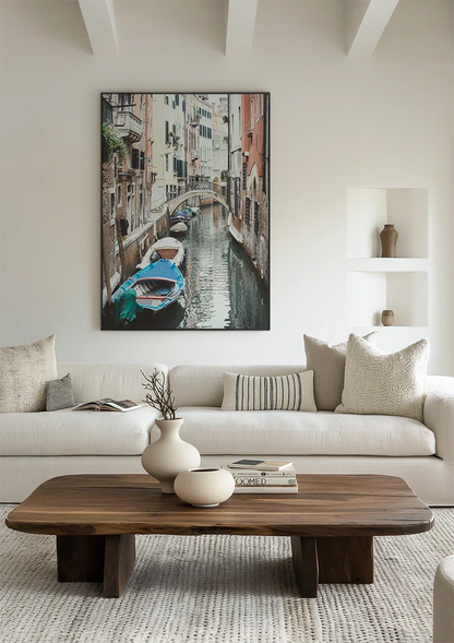 Enger venezianischer Kanal Boote Farbenfrohe Fassaden Brücke Gemälde