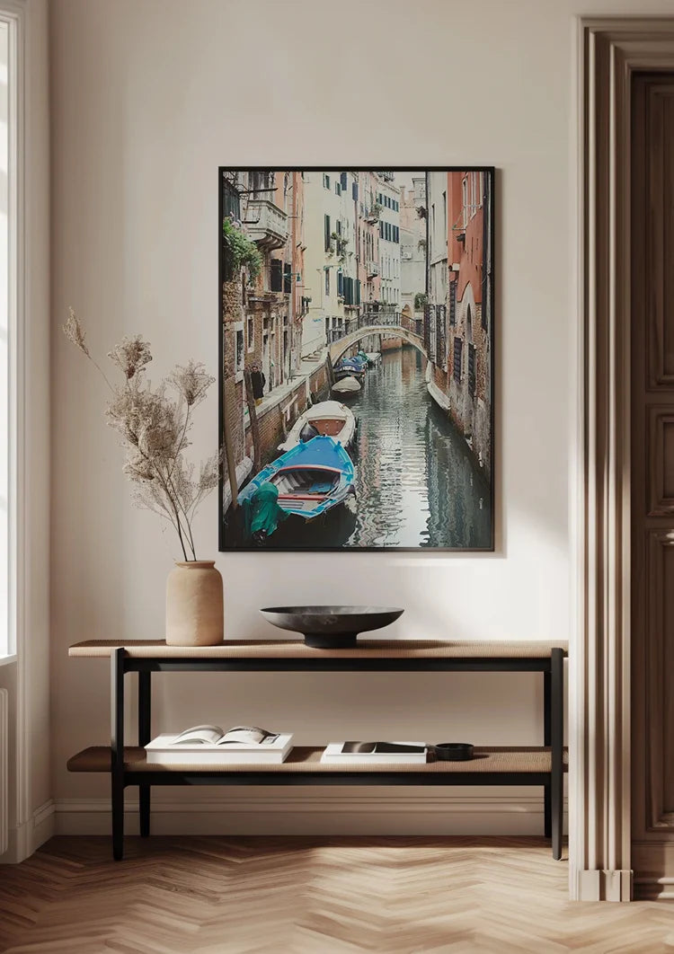 Enger venezianischer Kanal Boote Farbenfrohe Fassaden Brücke Gemälde