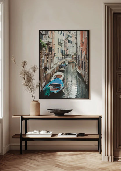 Enger venezianischer Kanal Boote Farbenfrohe Fassaden Brücke Gemälde