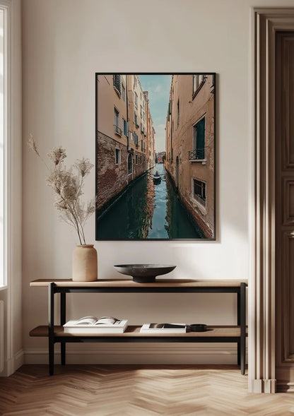 Schmales venezianisches Kanal Terrakotta-Gebäude Gondel Stille Venedig Gemälde
