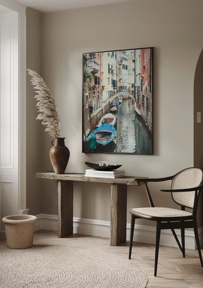 Enger venezianischer Kanal Boote Farbenfrohe Fassaden Brücke Gemälde