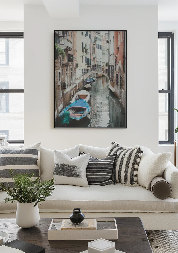 Enger venezianischer Kanal Boote Farbenfrohe Fassaden Brücke Gemälde