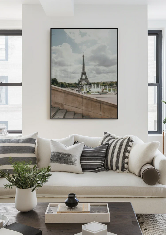 Eiffeltoren canvas schilderij aan de muur boven het bed in de slaapkamer