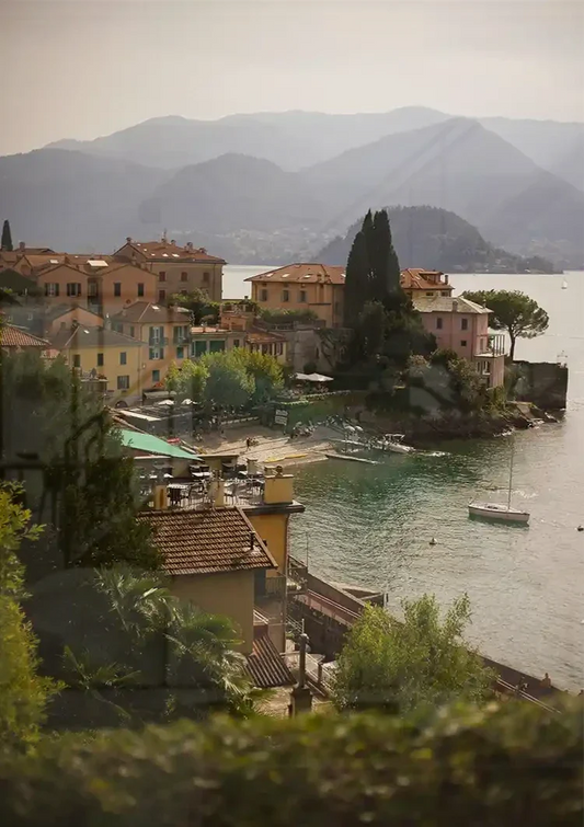 Varenna nad jeziorem Como obraz na płótnie nad łóżkiem w sypialni