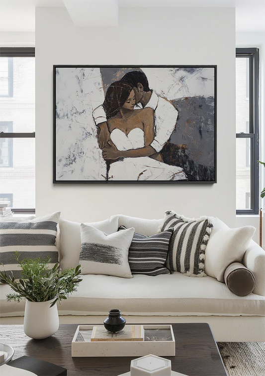 Omhelzing van een koppel canvas schilderij aan de muur boven het bed in de slaapkamer