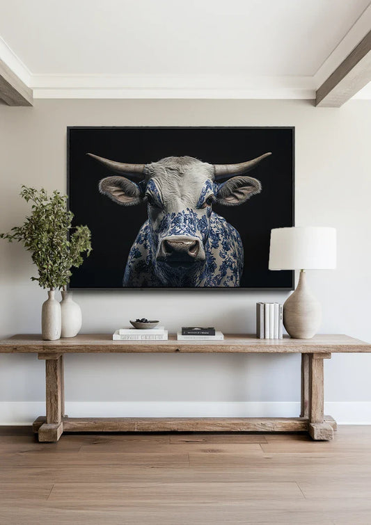 Delfts blauwe stier canvas schilderij aan de muur boven het bed in de slaapkamer
