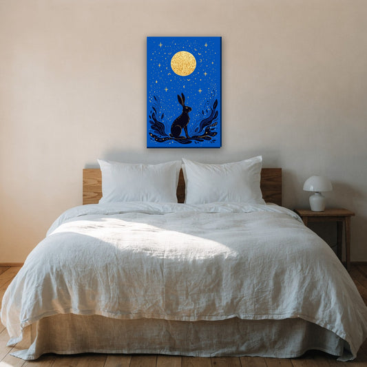 Maankijkende haas canvas schilderij aan de muur boven het bed in de slaapkamer