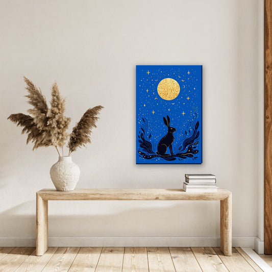 Maankijkende haas canvas schilderij aan de muur in de hal boven een houten bank