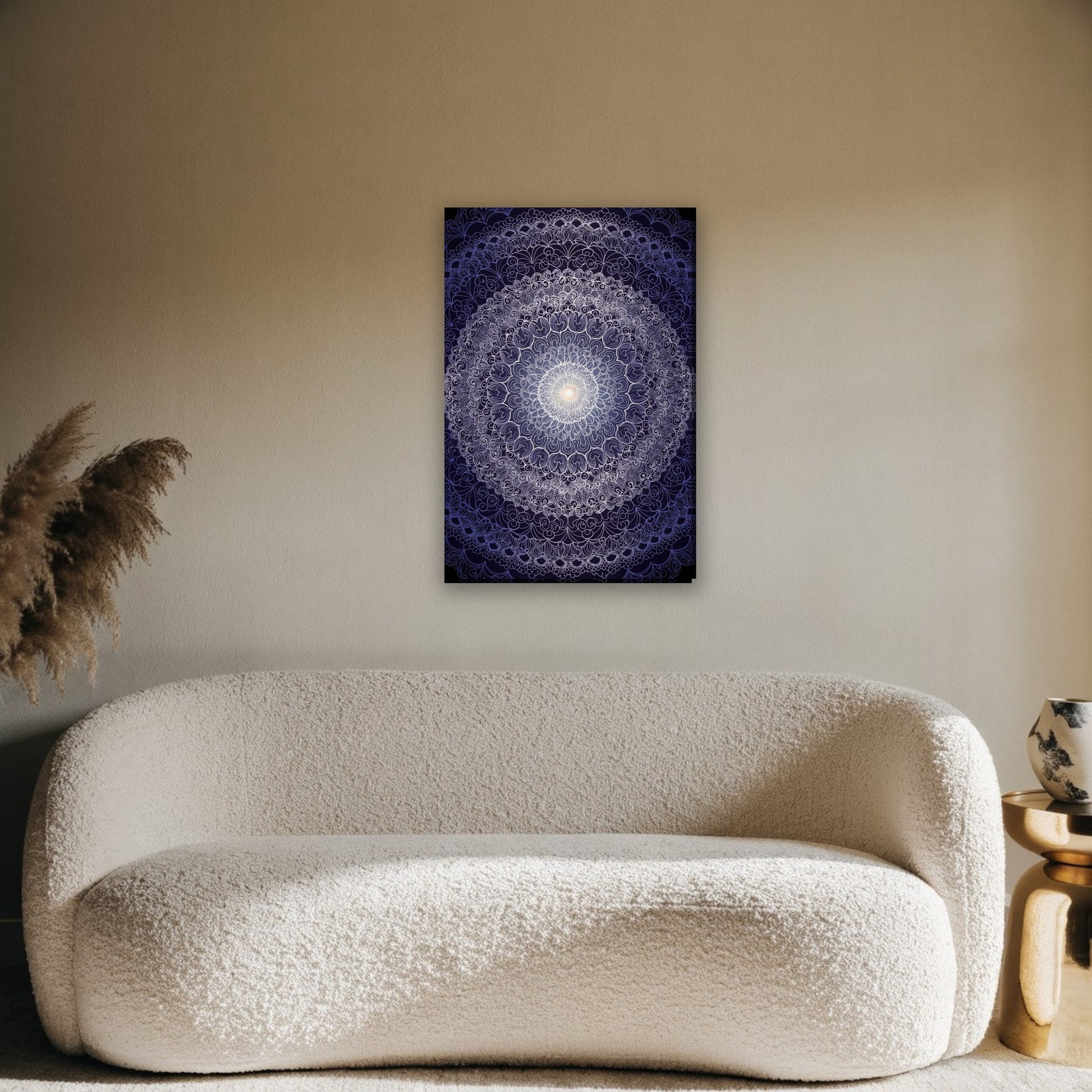 Mandala medaillon canvas schilderij aan de muur boven de bank in de woonkamer