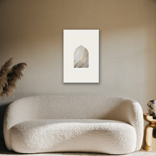 Marmeren boog met goud canvas schilderij aan de muur boven de bank in de woonkamer