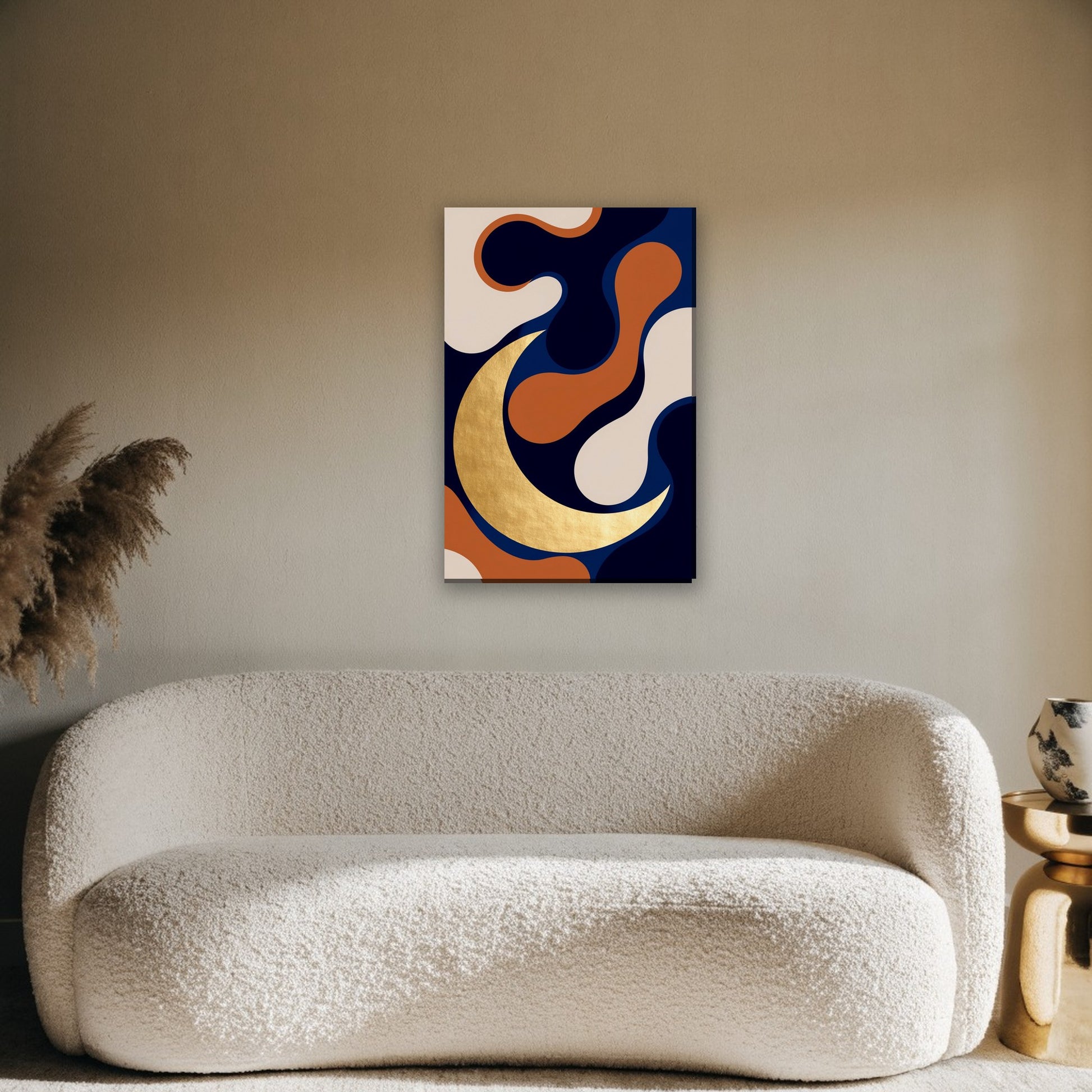 Moderne maansikkel compositie canvas schilderij aan de muur boven de bank in de woonkamer