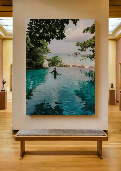 Tropische Aussicht vom Infinity-Pool mit Ozeangemälde