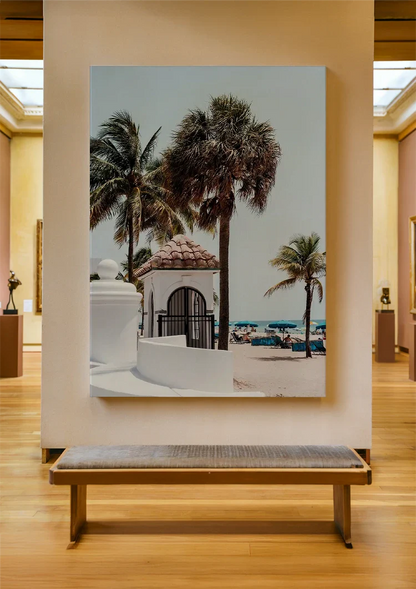 Hohe Palmen bei weißem Gebäude und blauem Meer Fort Lauderdale Gemälde