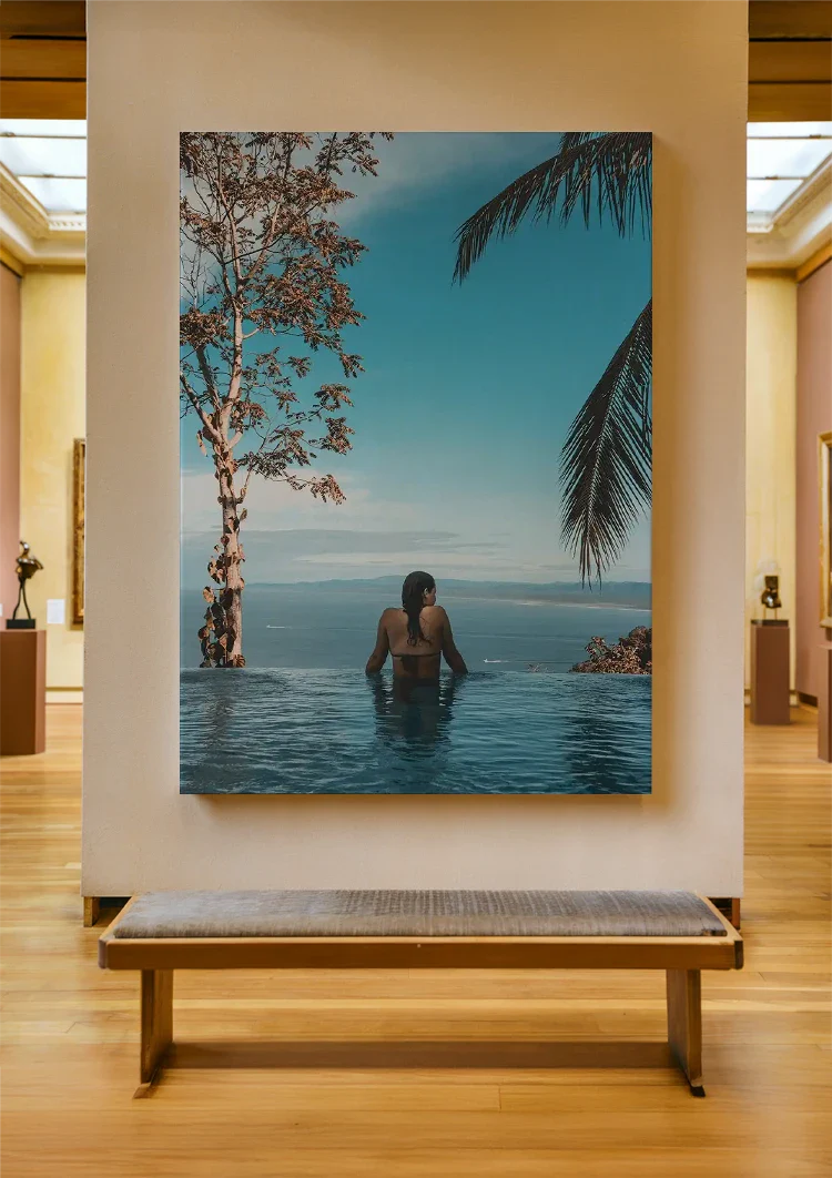 Frau in Infinity-Pool mit Palmen und tropischem Meerhorizont Gemälde