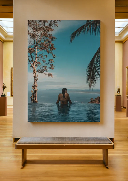 Frau in Infinity-Pool mit Palmen und tropischem Meerhorizont Gemälde