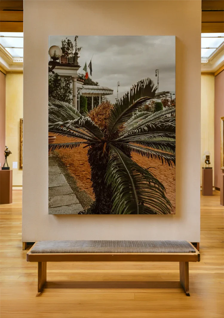 Palme nahaufnahme mit dramatischen Blättern gegen bewölkten Himmel Gemälde