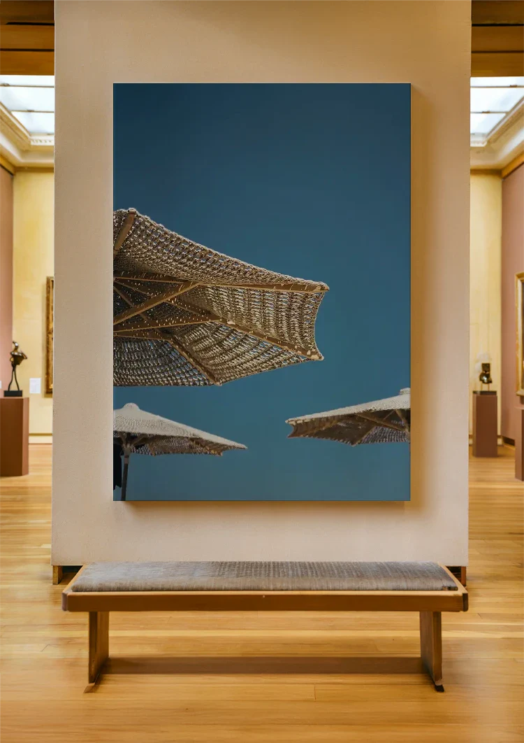 Geflochtene Strohschirme vor blauem Himmel Gemälde