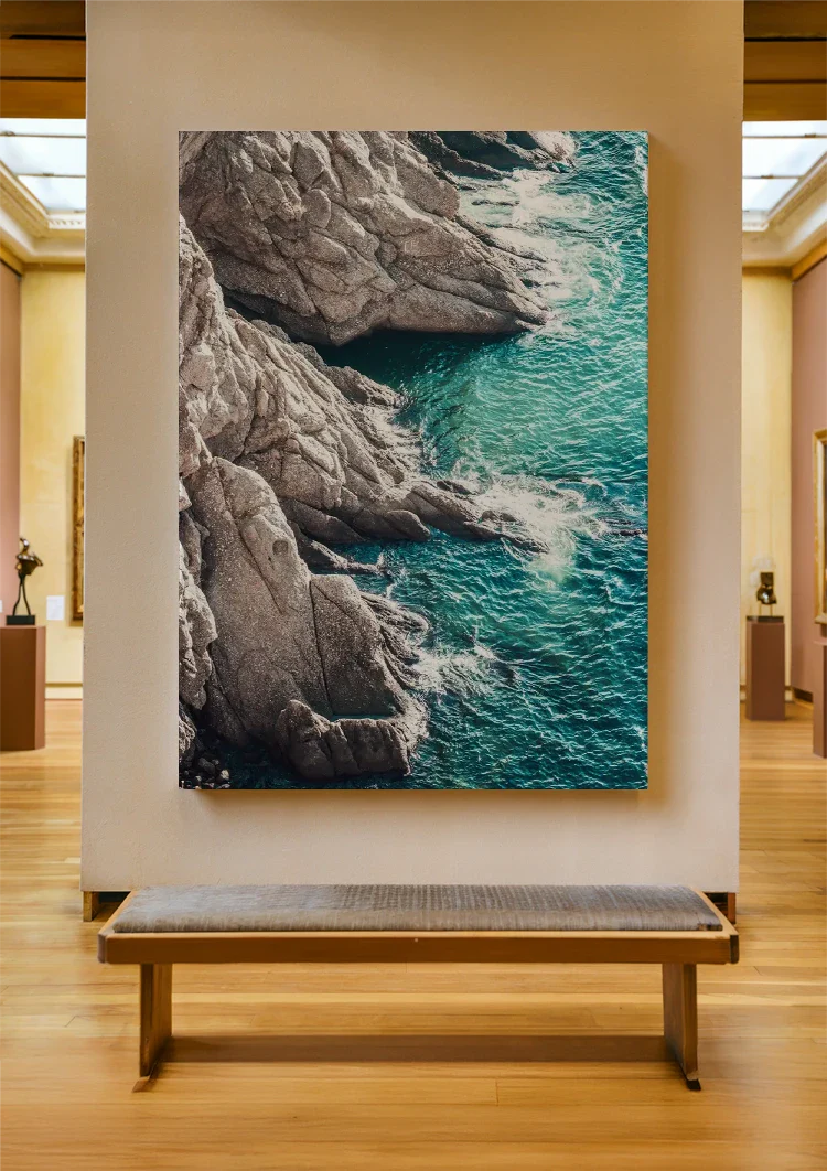 Felsenküste mit türkisfarbenem Meer, Draufsicht, Naturbild
