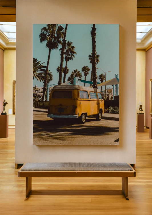 Gelber Vintage Bus Leinwandbild an der Wand neben der Haustür im Flur