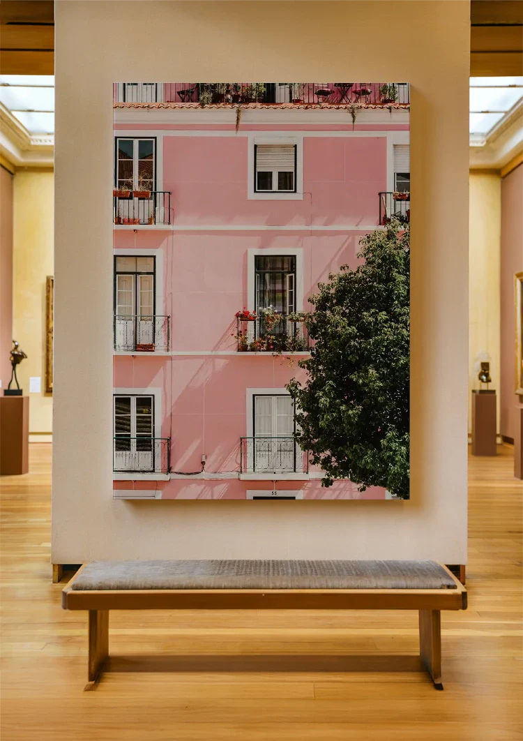 Roze Gebouw Met Witte Ramen En Balkons Zonnig Schilderij