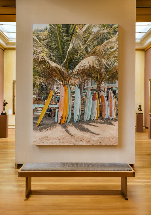 Kleurrijke surfplanken canvas schilderij aan de muur naast het bed in de slaapkamer