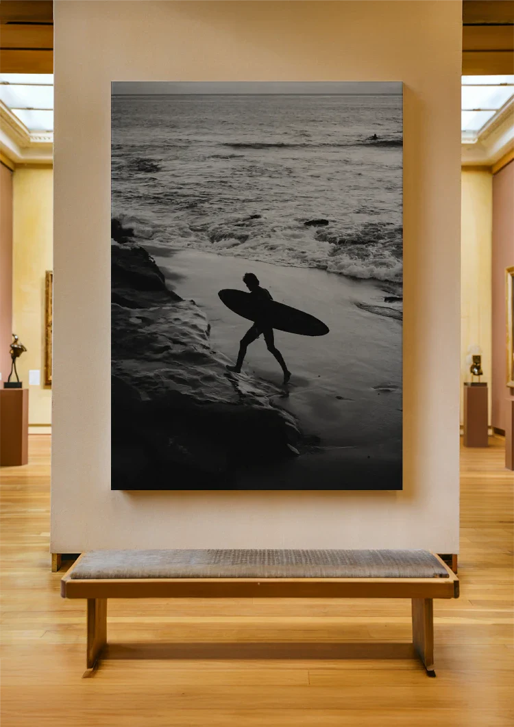 Surfer Schwarz-Weiß Strand Felsen Ozean Dramatisches Gemälde