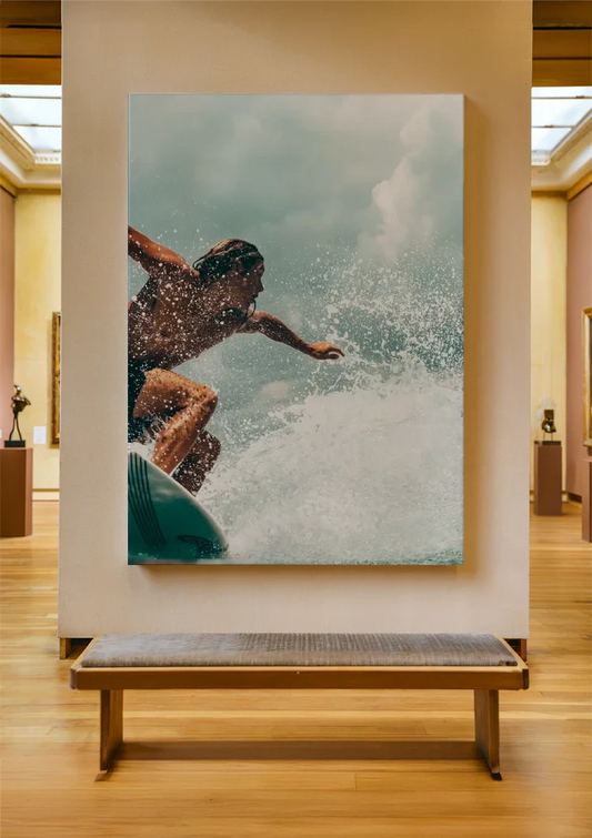 Surfer op een turquoise golf canvas schilderij aan de muur in de ruime hal