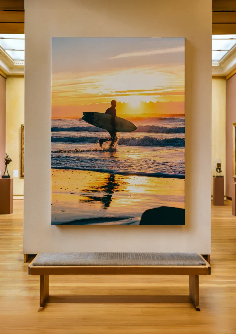 Surfer Op Strand Bij Gouden Zonsondergang Reflectie Schilderij