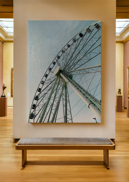 Reuzenrad canvas schilderij aan de muur naast het bed in de slaapkamer