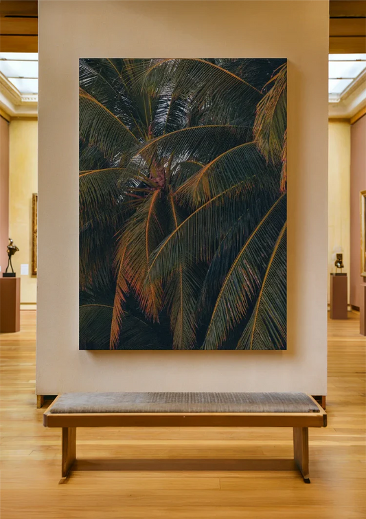 Palmbladeren canvas schilderij aan de muur in de ruime hal