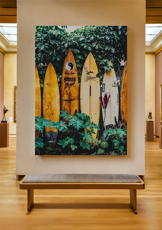 Surfplanken tussen tropisch groen canvas schilderij aan de muur in de hal