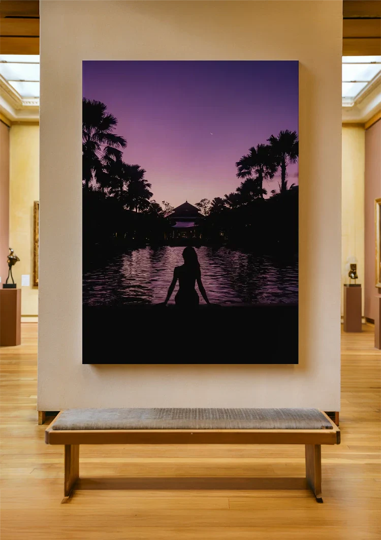 Frauensilhouette am Pool Lila Dämmerung mit Palmen Gemälde