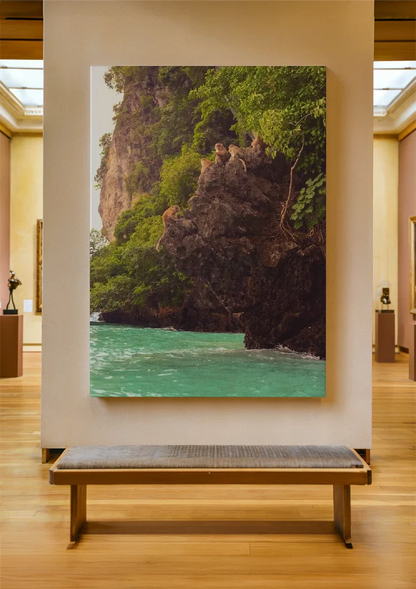 Tropische Rotskliffen Met Weelderig Groen En Turquoise Water Schilderij