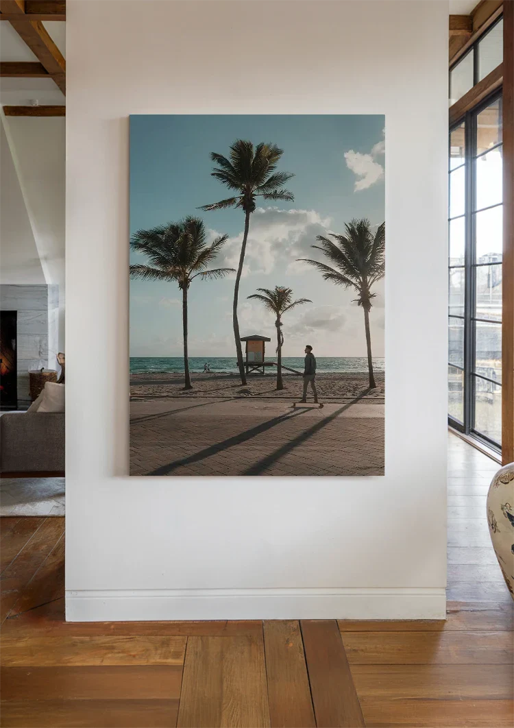 Strand met Palmbomen en Wandelaar aan de Kust Schilderij