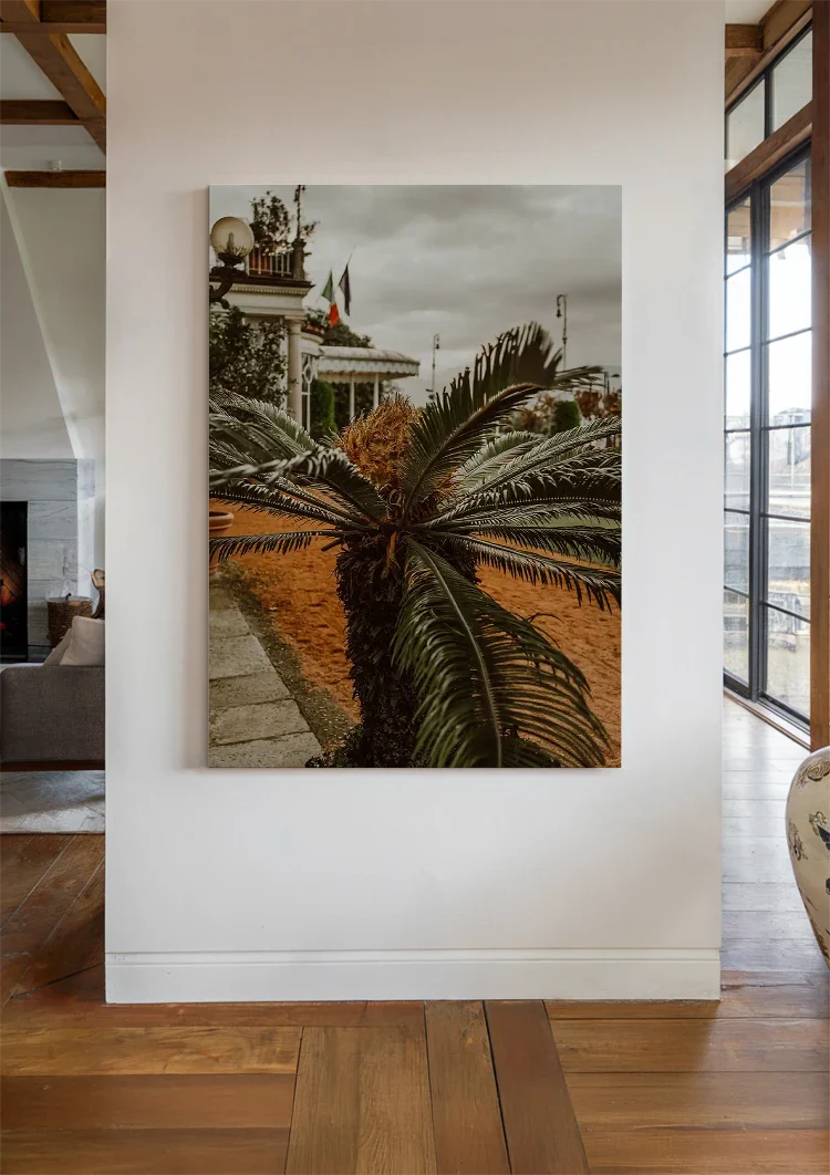 Palme nahaufnahme mit dramatischen Blättern gegen bewölkten Himmel Gemälde