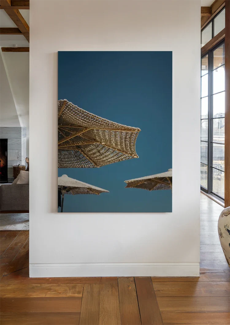 Geflochtene Strohschirme vor blauem Himmel Gemälde