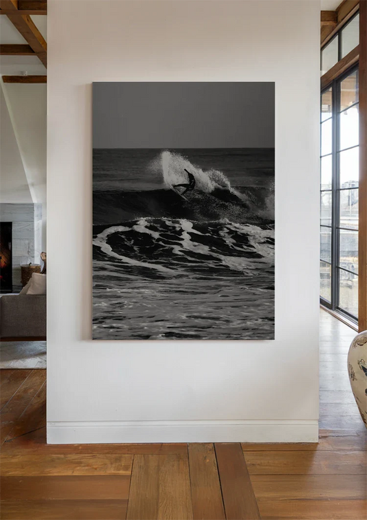 Surfer op een grote golf canvas schilderij aan de muur boven de kast in de hal