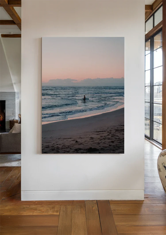 Surfer In Zee Bij Zonsondergang Pastelkleurige Lucht Canvas Schilderij