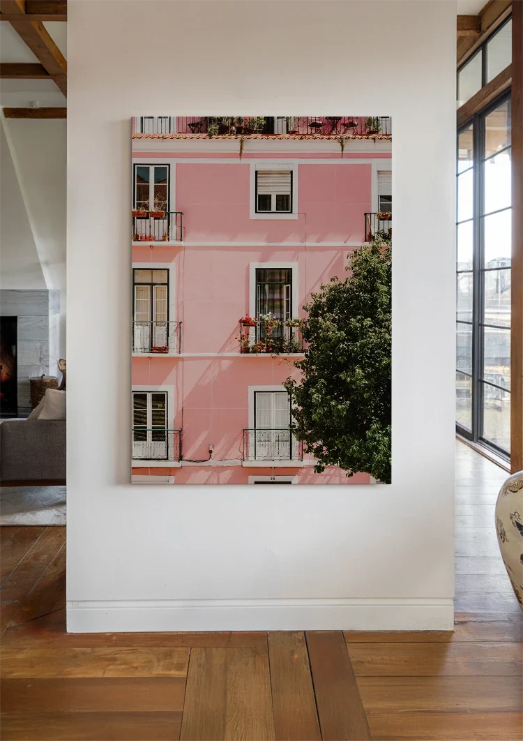 Roze Gebouw Met Witte Ramen En Balkons Zonnig Schilderij