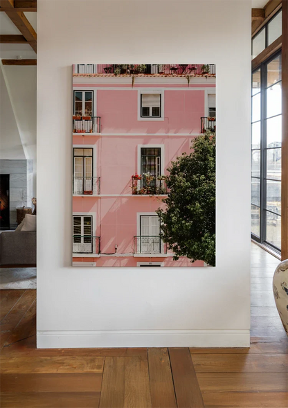 Roze Gebouw Met Witte Ramen En Balkons Zonnig Schilderij