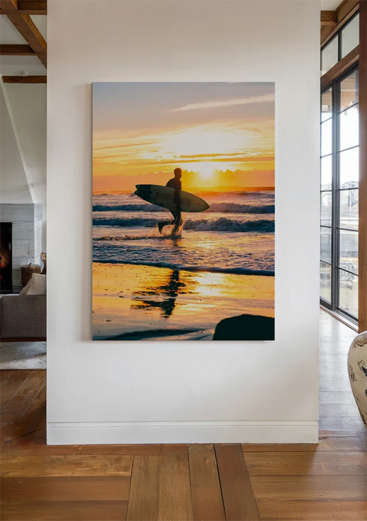 Surfer Op Strand Bij Gouden Zonsondergang Reflectie Canvas Schilderij