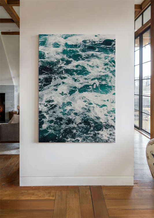 Zeegezicht canvas schilderij aan de muur in de hal bij de voordeur
