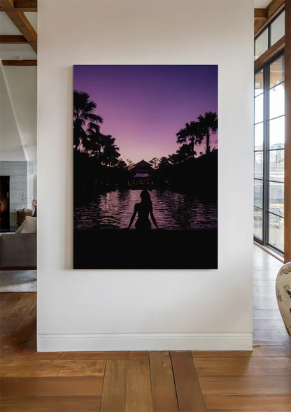 Frauensilhouette am Pool Lila Dämmerung mit Palmen Gemälde